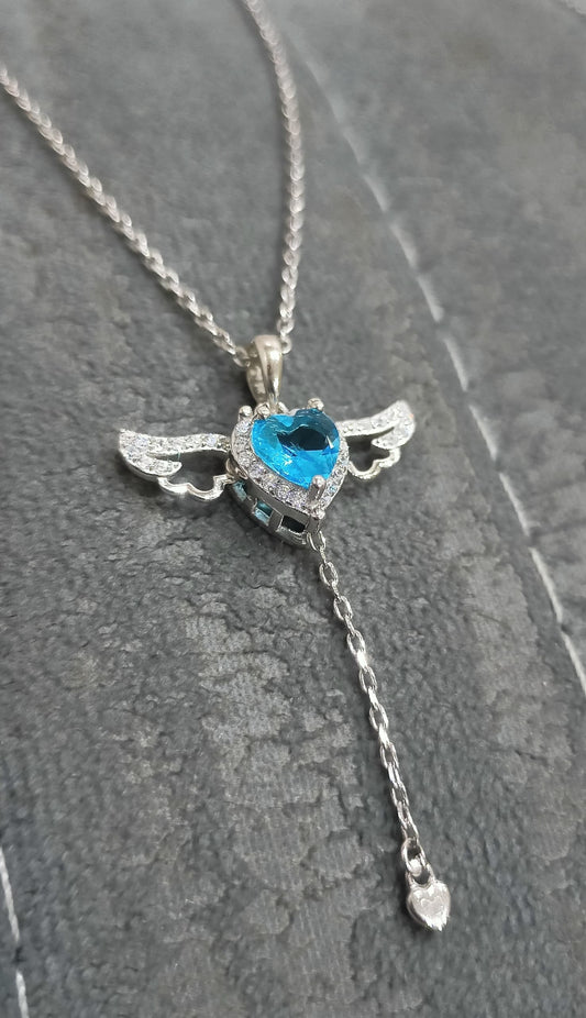 قلادة فضة من عالم آخر… جمال يخطف الأنفاس