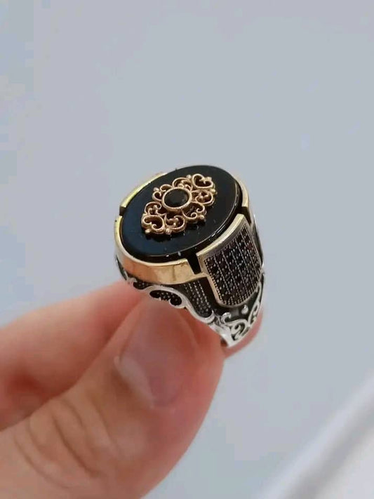 خاتم فضة رجالي بتصميم سلطاني – Élégance & Prestige -