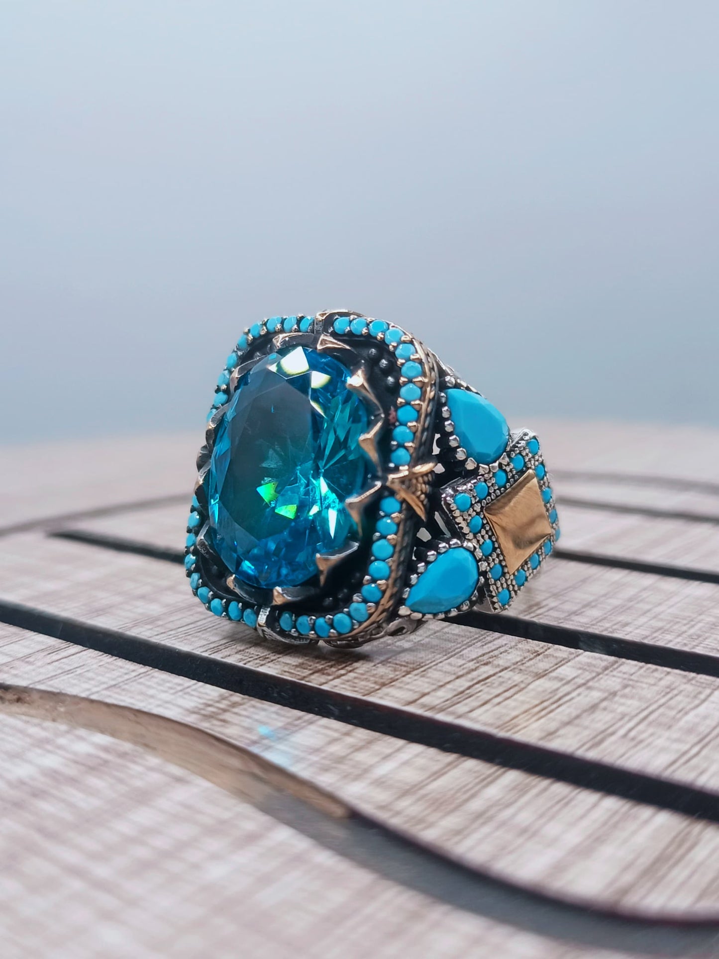 خاتم رجالي فخم – بريق فضة ونقاء لون الأزرق الأكوامارين