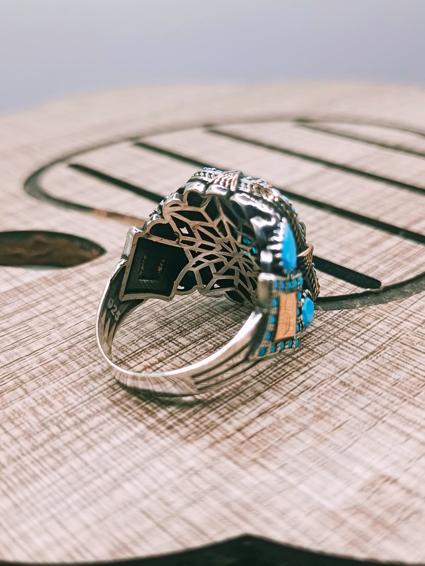 خاتم رجالي فخم – بريق فضة ونقاء لون الأزرق الأكوامارين